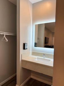 ein Bad mit einem Waschbecken und einem Spiegel in der Unterkunft Moonlite Inn in Redondo Beach
