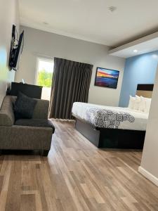 Habitación de hotel con cama y sofá en Moonlite Inn, en Redondo Beach