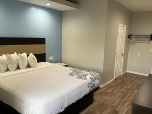 Postel nebo postele na pokoji v ubytování Moonlite Inn