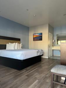 a hotel room with a large bed and a desk at Moonlite Inn in Redondo Beach