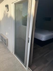Postel nebo postele na pokoji v ubytování Moonlite Inn