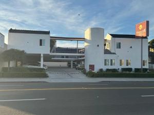 un gran edificio blanco al lado de una calle en Moonlite Inn, en Redondo Beach