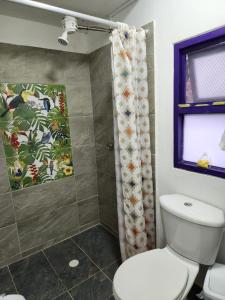a bathroom with a toilet and a shower at Finca Hostal La Esperanza in Quimbaya