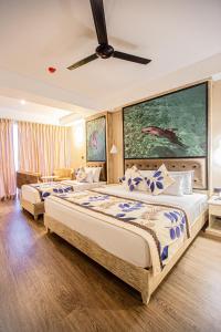 Postel nebo postele na pokoji v ubytování Emerald Bay Resort Mirissa