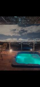 una bañera de hidromasaje en la cubierta de un barco por la noche en La casa en el aire en Medellín