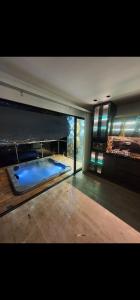 Habitación grande con una gran bañera azul. en La casa en el aire en Medellín