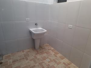 a bathroom with a white toilet and a sink at Araçariguama in Araçariguama