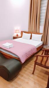 un letto in una stanza con finestra di BÌNH HIỀN Hotel a Bắc Ninh