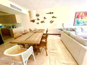 Hermoso apartamento en Portillo ,Las Terrenas في El Limón: غرفة معيشة مع طاولة طعام وأريكة