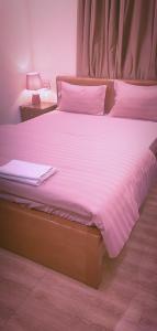 Bắc NinhにあるBÌNH HIỀN Hotelのベッド(ノートパソコン付)