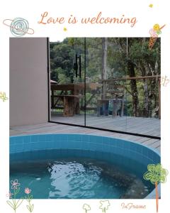 een foto van een zwembad met de woorden liefde is gastvrij bij Rancho Pedra do Picú in Itamonte