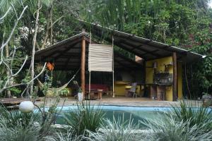 une maison avec une piscine en face de celle-ci dans l'établissement Cantos da Mata, à Chapada dos Guimarães