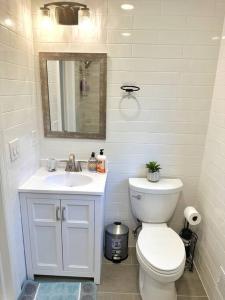 Ein Badezimmer in der Unterkunft River View Estate: 5 mins from Princeton downtown
