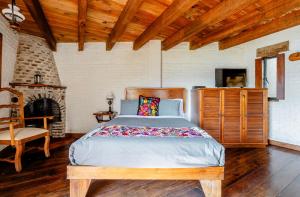 Katil atau katil-katil dalam bilik di Vive en un Castillo en Valle de Bravo