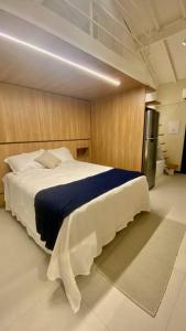 Een bed of bedden in een kamer bij Praia do Forte: apto studio com mezanino