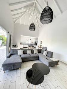 - un salon avec un canapé et une table dans l'établissement La Villa Rosa, à Fort-de-France