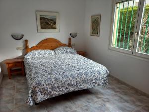 Posteľ alebo postele v izbe v ubytovaní Casa con Piscina, Wifi, A/A y Barbacoa en Sant Pere Pescador - ES-89-82