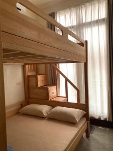 Katil atau katil-katil dalam bilik di Lively little tree