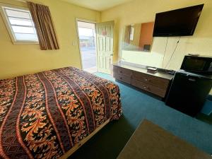 una camera d'albergo con un letto e un grande specchio di Dickens Country Stays 