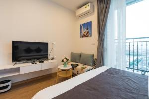 Телевизор и/или развлекательный центр в BOM HOMES- VINHOMES GREENBAY- Service Apartment