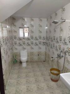 uma casa de banho com um WC e um lavatório em Gangi Kota North Flat em Kovvūr
