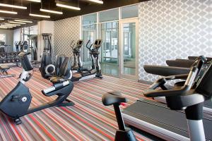 - une salle de sport avec tapis de course et vélos elliptiques dans l'établissement Aloft Beachwood, à Beachwood