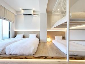 two beds in a room with a bunk bed at STAY ARI Shinjuku Gyoen 6Min walk in Tokyo