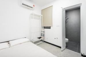 bagno bianco con letto e doccia di MyRehat Lestari @ Neu Suites a Kuala Lumpur