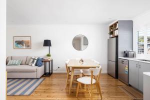Η κουζίνα ή μικρή κουζίνα στο Shoal Bay Beach House One