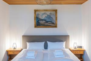 een slaapkamer met een bed met een foto erboven bij Ferienwohnung Michael - ruhig gelegen und nah am See in Schliersee