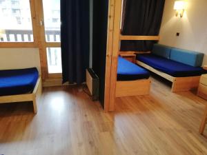 a room with two bunk beds and a window at Appartement Valmorel, 1 pièce, 4 personnes - FR-1-356-284 in Valmorel