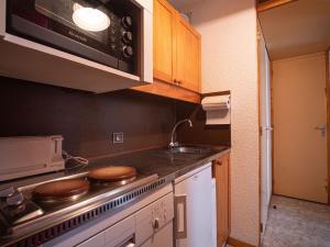 Appartement Valmorel, 1 pièce, 4 personnes - FR-1-356-291にあるキッチンまたは簡易キッチン