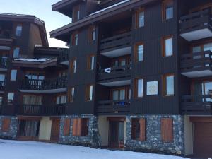a building with snow in front of it at Appartement Valmorel, 2 pièces, 4 personnes - FR-1-356-188 in Valmorel