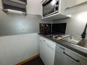 A kitchen or kitchenette at Appartement Valmorel, 1 pièce, 4 personnes - FR-1-356-258