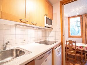 Appartement Valmorel, 2 pièces, 5 personnes - FR-1-356-262にあるキッチンまたは簡易キッチン