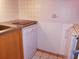 ヴァルモレルにあるAppartement Valmorel, 1 pièce, 4 personnes - FR-1-356-312の- シンクの横に白い食器洗い機が付くキッチン
