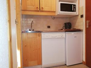 Appartement Valmorel, 1 pièce, 3 personnes - FR-1-356-345にあるキッチンまたは簡易キッチン