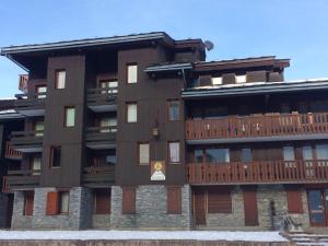 ヴァルモレルにあるAppartement Valmorel, 1 pièce, 3 personnes - FR-1-356-256のバルコニー付きの大きな木造の建物