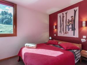 a bedroom with a bed with red sheets and a window at Appartement Valmorel, 2 pièces, 4 personnes - FR-1-356-301 in Valmorel