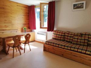 a living room with a couch and a table at Appartement Valmorel, 1 pièce, 4 personnes - FR-1-356-350 in Valmorel