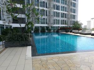 uma grande piscina em frente a um edifício em 2BD @ USS & Car (Optional) em Kuching