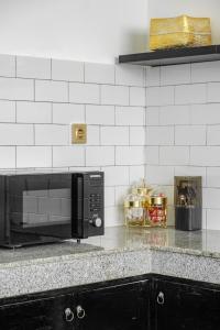 encimera de cocina con microondas en Villa Marina Seminyak, en Seminyak