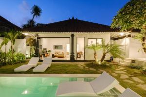 una villa con piscina y una casa en Villa Marina Seminyak, en Seminyak
