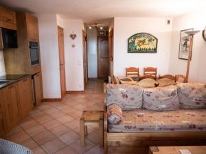 un soggiorno con divano e una cucina di Appartement Méribel, 3 pièces, 6 personnes - FR-1-355-84 a Méribel