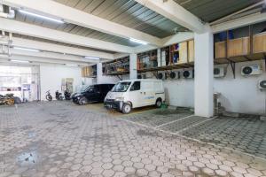 uma garagem com dois carros estacionados nela em RedDoorz Plus Syariah near Mall Pondok Indah em Jakarta