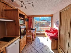 eine Küche und ein Wohnzimmer mit Bergblick in der Unterkunft Appartement Méribel, 2 pièces, 6 personnes - FR-1-355-112 in Méribel