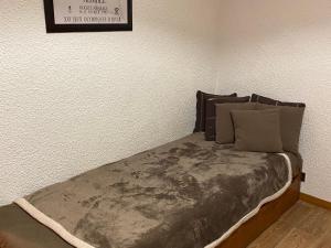 Cama ou camas em um quarto em Studio Les Allues-Méribel, 1 pièce, 3 personnes - FR-1-355-131