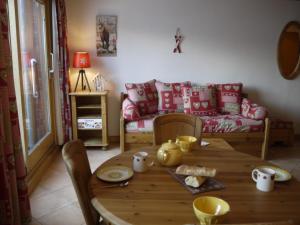 A seating area at Appartement Méribel, 3 pièces, 4 personnes - FR-1-355-139