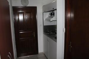 Il comprend une cuisine équipée d'une cuisinière. four supérieur à côté d'une porte dans l'établissement Villa Frideriki, à Agia Paraskevi 37 autres photos