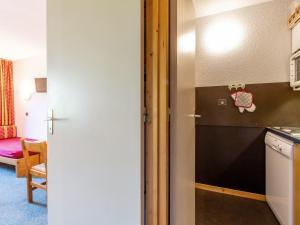 ラ・プラーニュにあるAppartement La Plagne, 1 pièce, 4 personnes - FR-1-353-13の部屋に開くドア付きのキッチン